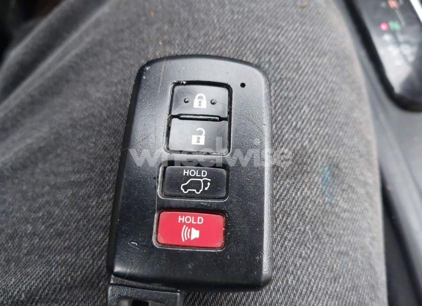 Photo 11 of 2018 Toyota Highlander XLE (VIN 5TDJZRFH9JS800208)