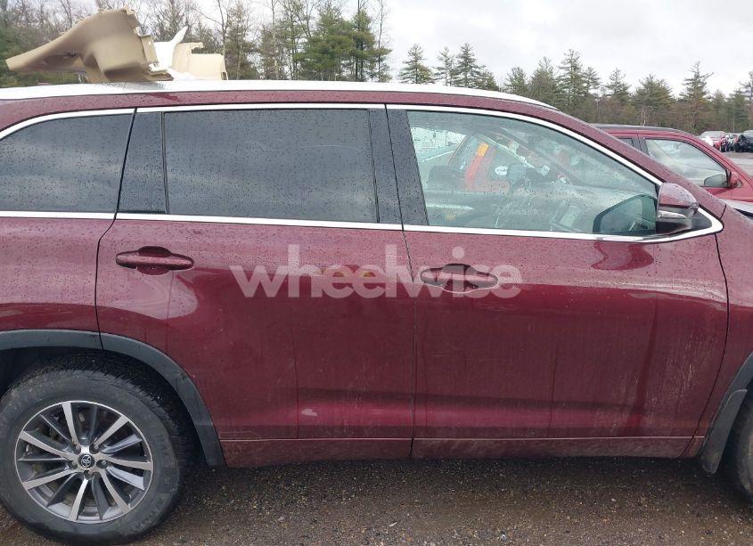 Photo 13 of 2018 Toyota Highlander XLE (VIN 5TDJZRFH9JS800208)