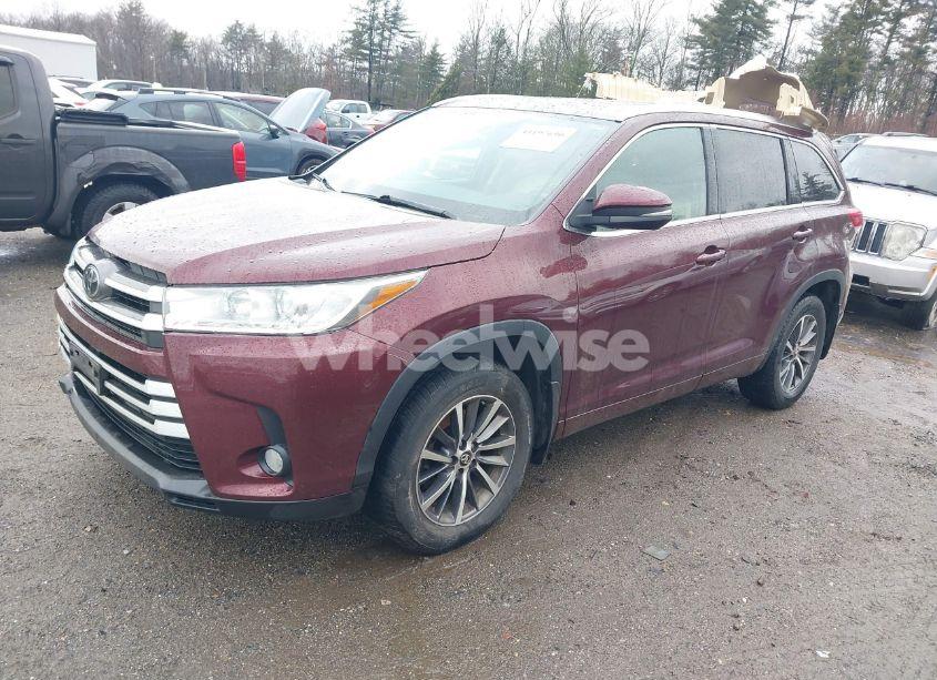 Photo 2 of 2018 Toyota Highlander XLE (VIN 5TDJZRFH9JS800208)