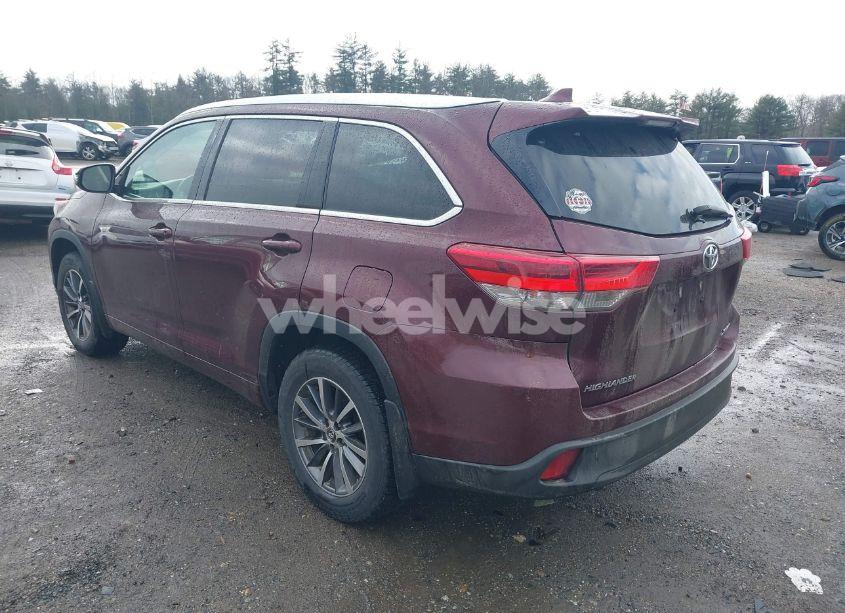 Photo 3 of 2018 Toyota Highlander XLE (VIN 5TDJZRFH9JS800208)