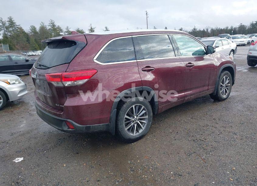 Photo 4 of 2018 Toyota Highlander XLE (VIN 5TDJZRFH9JS800208)