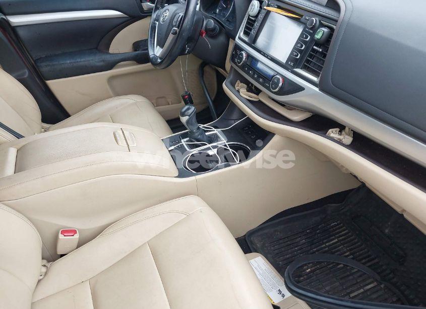 Photo 5 of 2018 Toyota Highlander XLE (VIN 5TDJZRFH9JS800208)