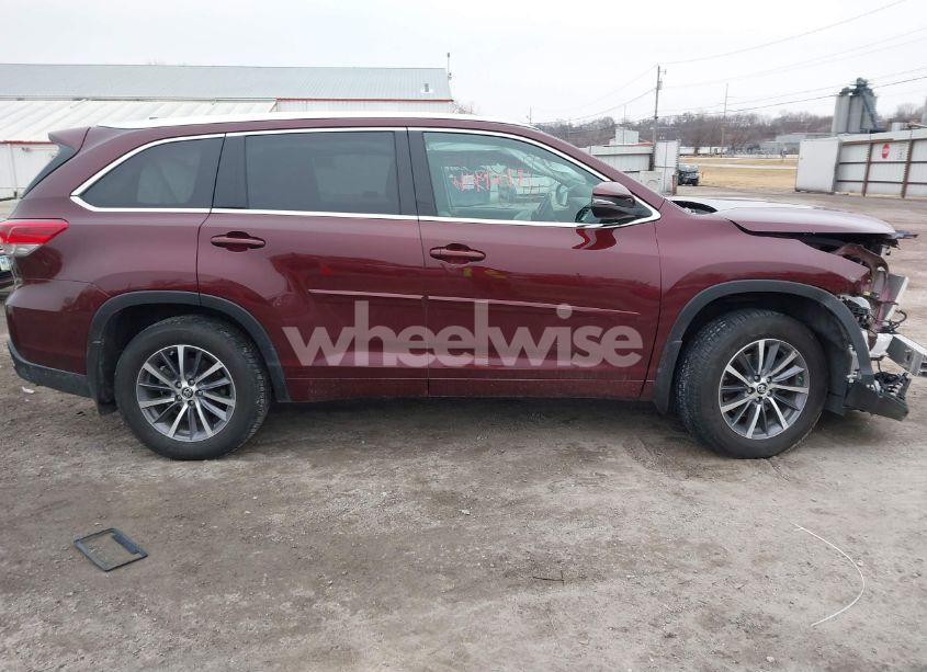 Photo 13 of 2018 Toyota Highlander XLE (VIN 5TDJZRFH9JS845648)