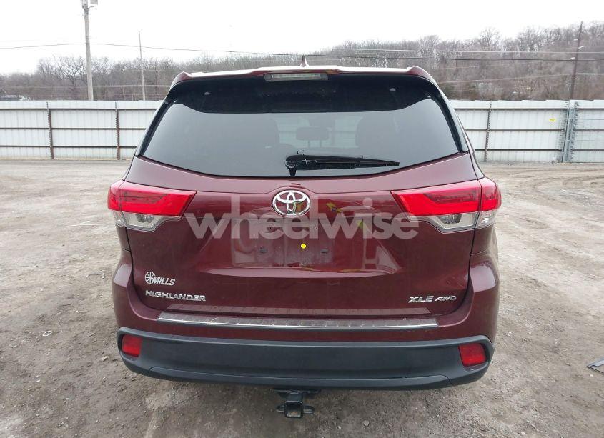 Photo 16 of 2018 Toyota Highlander XLE (VIN 5TDJZRFH9JS845648)