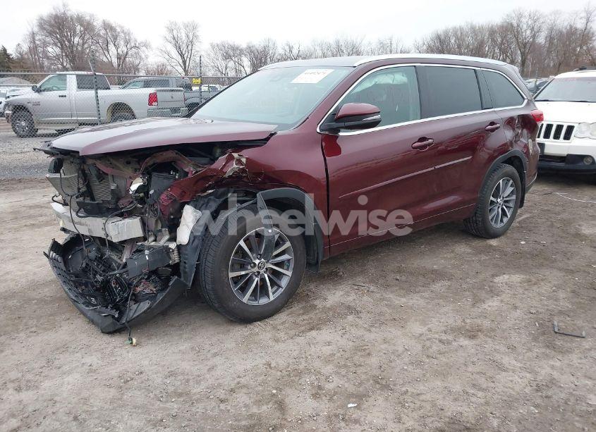 Photo 2 of 2018 Toyota Highlander XLE (VIN 5TDJZRFH9JS845648)