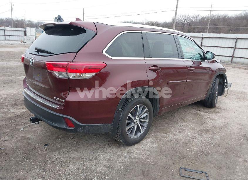 Photo 4 of 2018 Toyota Highlander XLE (VIN 5TDJZRFH9JS845648)