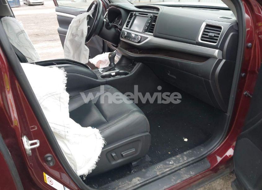 Photo 5 of 2018 Toyota Highlander XLE (VIN 5TDJZRFH9JS845648)