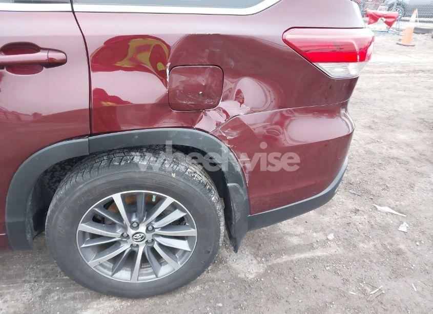 Photo 6 of 2018 Toyota Highlander XLE (VIN 5TDJZRFH9JS845648)