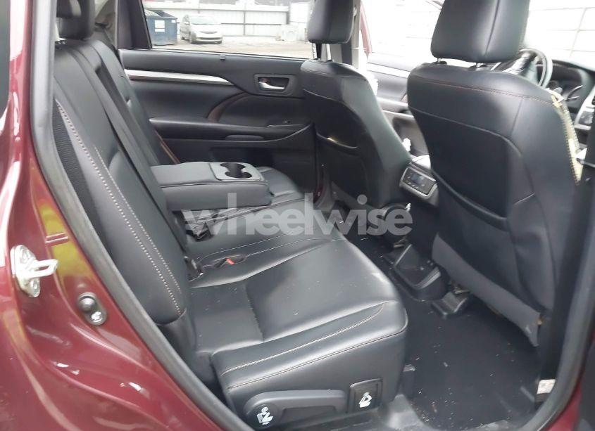 Photo 8 of 2018 Toyota Highlander XLE (VIN 5TDJZRFH9JS845648)