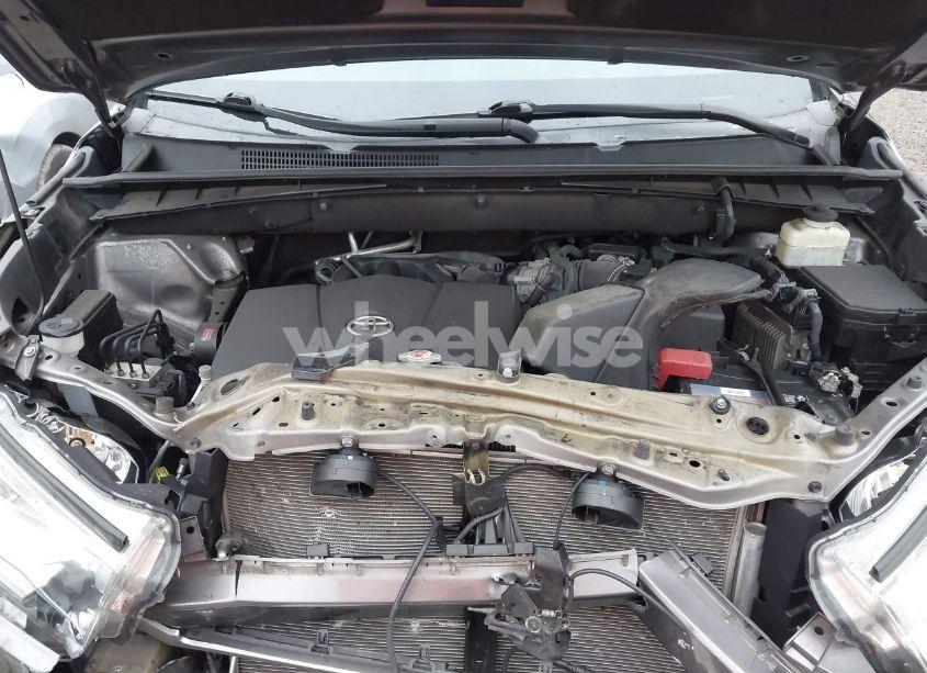 Photo 10 of 2018 Toyota Highlander XLE (VIN 5TDJZRFH9JS877919)