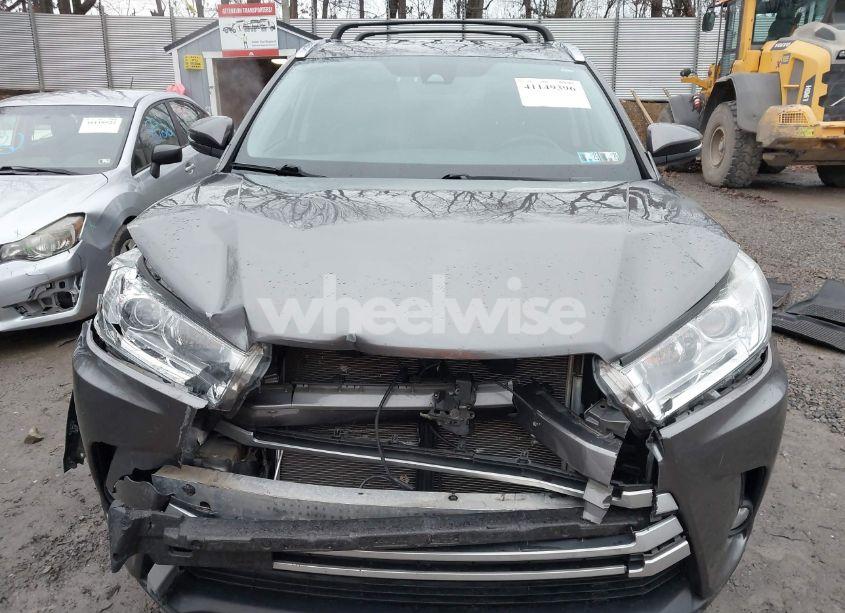 Photo 12 of 2018 Toyota Highlander XLE (VIN 5TDJZRFH9JS877919)