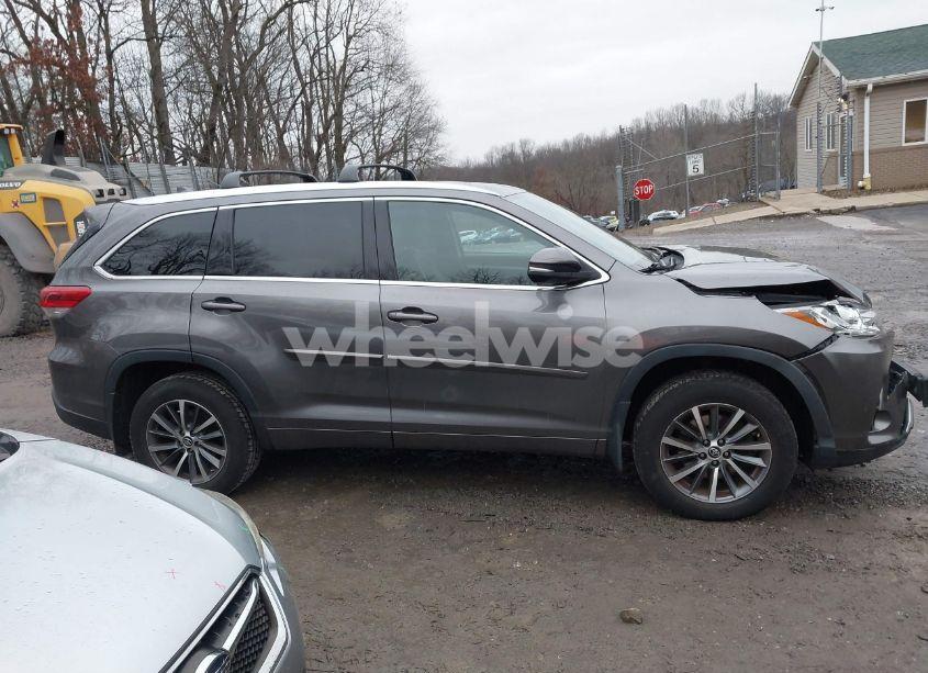 Photo 13 of 2018 Toyota Highlander XLE (VIN 5TDJZRFH9JS877919)
