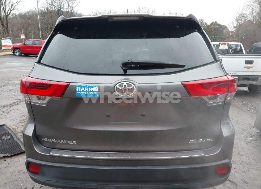 Photo 16 of 2018 Toyota Highlander XLE (VIN 5TDJZRFH9JS877919)