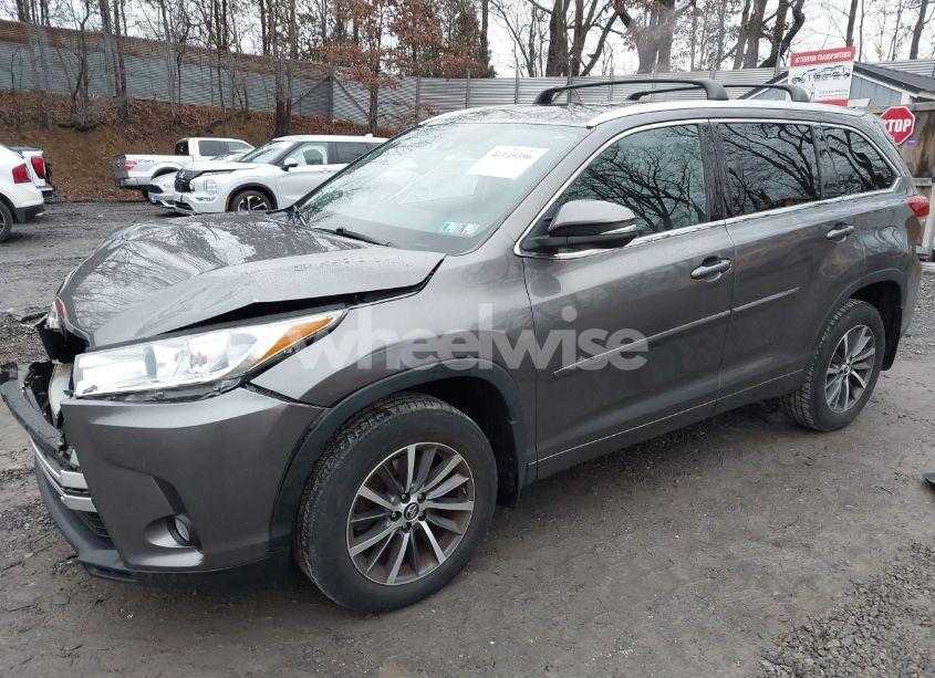 Photo 2 of 2018 Toyota Highlander XLE (VIN 5TDJZRFH9JS877919)
