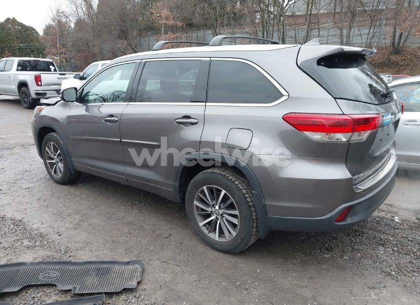 Photo 3 of 2018 Toyota Highlander XLE (VIN 5TDJZRFH9JS877919)