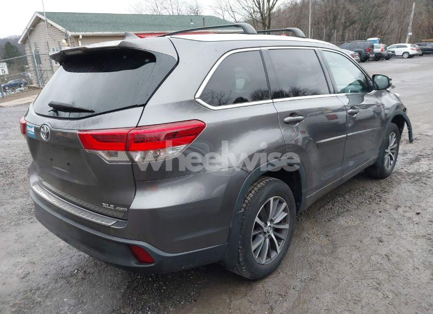 Photo 4 of 2018 Toyota Highlander XLE (VIN 5TDJZRFH9JS877919)