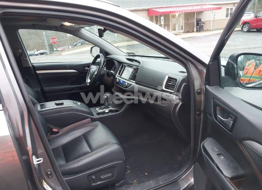 Photo 5 of 2018 Toyota Highlander XLE (VIN 5TDJZRFH9JS877919)