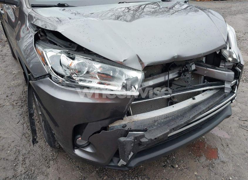 Photo 6 of 2018 Toyota Highlander XLE (VIN 5TDJZRFH9JS877919)