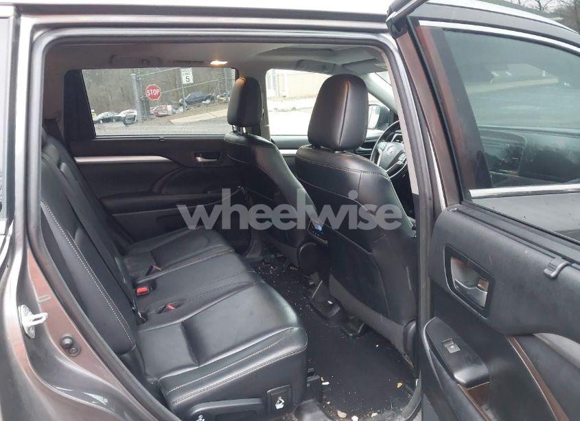 Photo 8 of 2018 Toyota Highlander XLE (VIN 5TDJZRFH9JS877919)