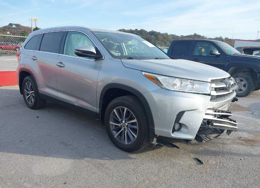 2019 Toyota Highlander XLE (VIN 5TDJZRFH9KS569635) main photo