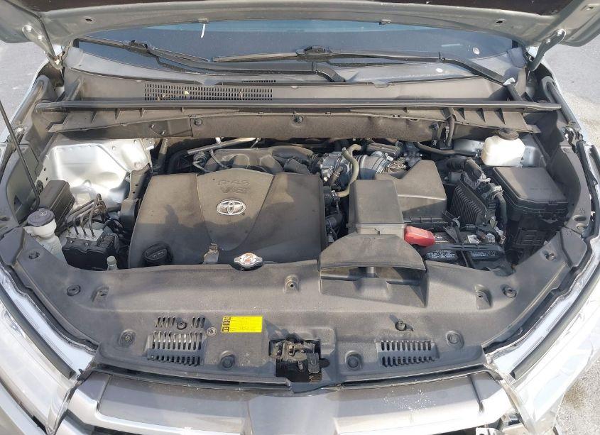 Photo 10 of 2019 Toyota Highlander XLE (VIN 5TDJZRFH9KS569635)