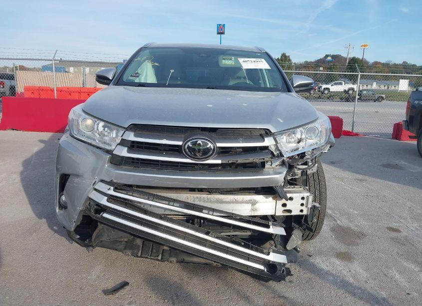 Photo 12 of 2019 Toyota Highlander XLE (VIN 5TDJZRFH9KS569635)