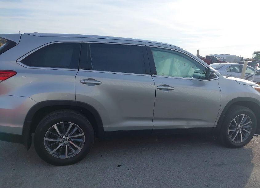Photo 13 of 2019 Toyota Highlander XLE (VIN 5TDJZRFH9KS569635)
