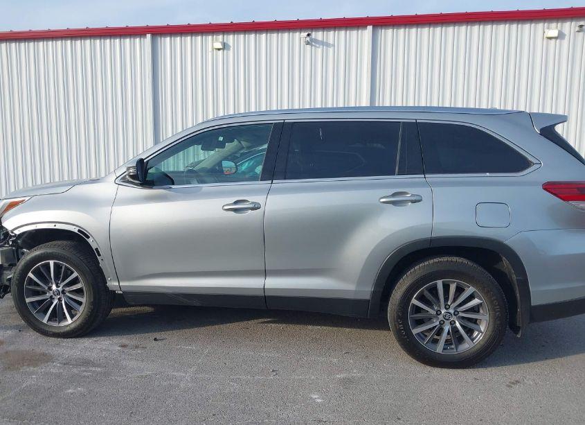 Photo 14 of 2019 Toyota Highlander XLE (VIN 5TDJZRFH9KS569635)