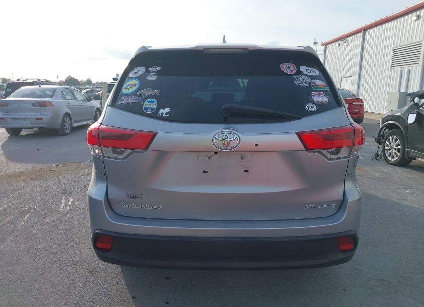 Photo 16 of 2019 Toyota Highlander XLE (VIN 5TDJZRFH9KS569635)