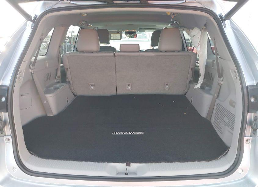 Photo 17 of 2019 Toyota Highlander XLE (VIN 5TDJZRFH9KS569635)