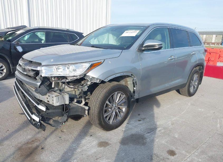 Photo 2 of 2019 Toyota Highlander XLE (VIN 5TDJZRFH9KS569635)