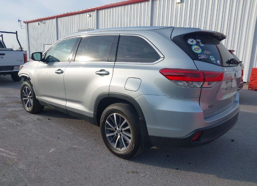 Photo 3 of 2019 Toyota Highlander XLE (VIN 5TDJZRFH9KS569635)
