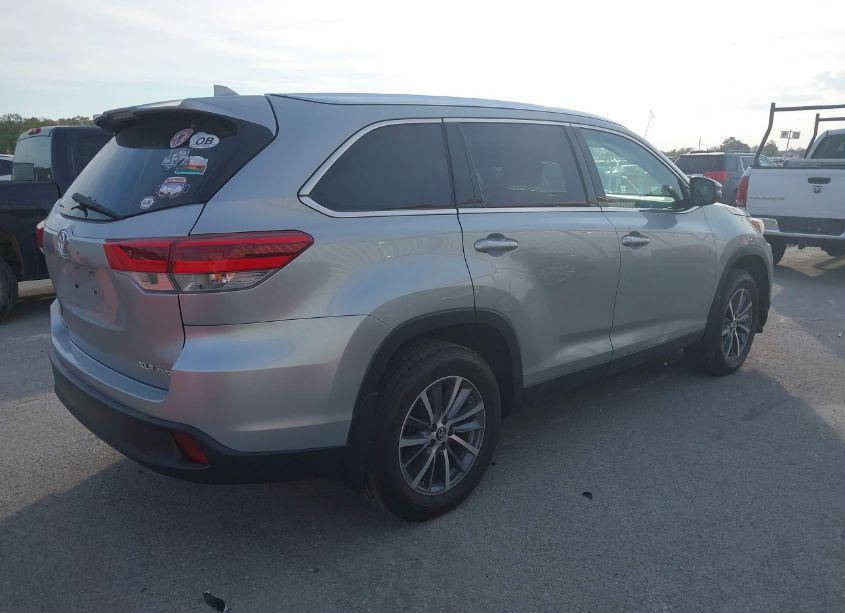 Photo 4 of 2019 Toyota Highlander XLE (VIN 5TDJZRFH9KS569635)