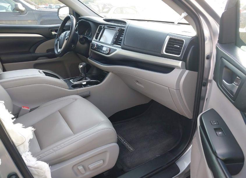 Photo 5 of 2019 Toyota Highlander XLE (VIN 5TDJZRFH9KS569635)