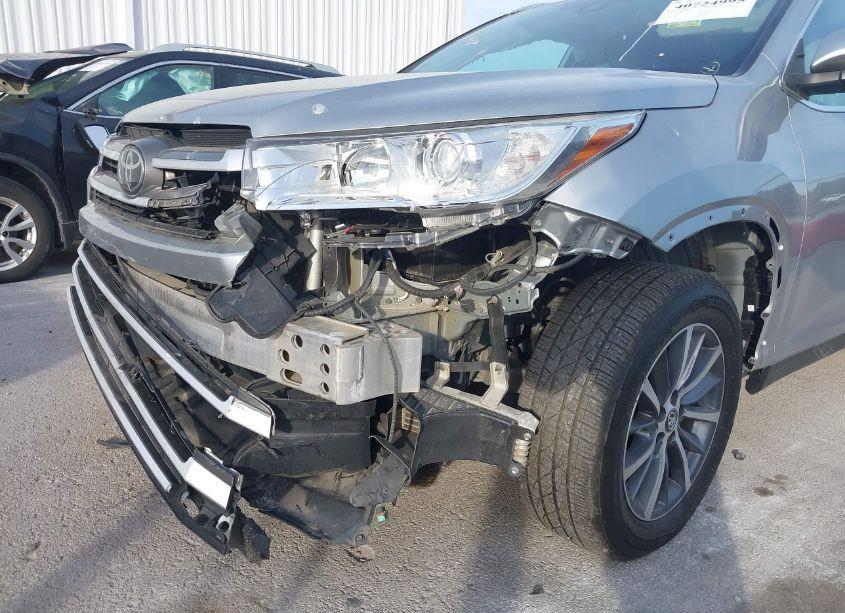 Photo 6 of 2019 Toyota Highlander XLE (VIN 5TDJZRFH9KS569635)
