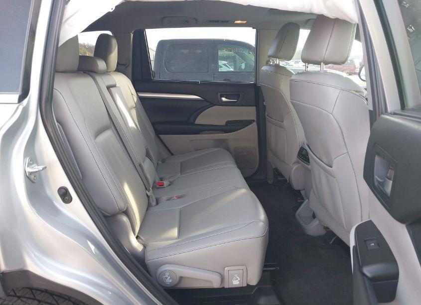 Photo 8 of 2019 Toyota Highlander XLE (VIN 5TDJZRFH9KS569635)