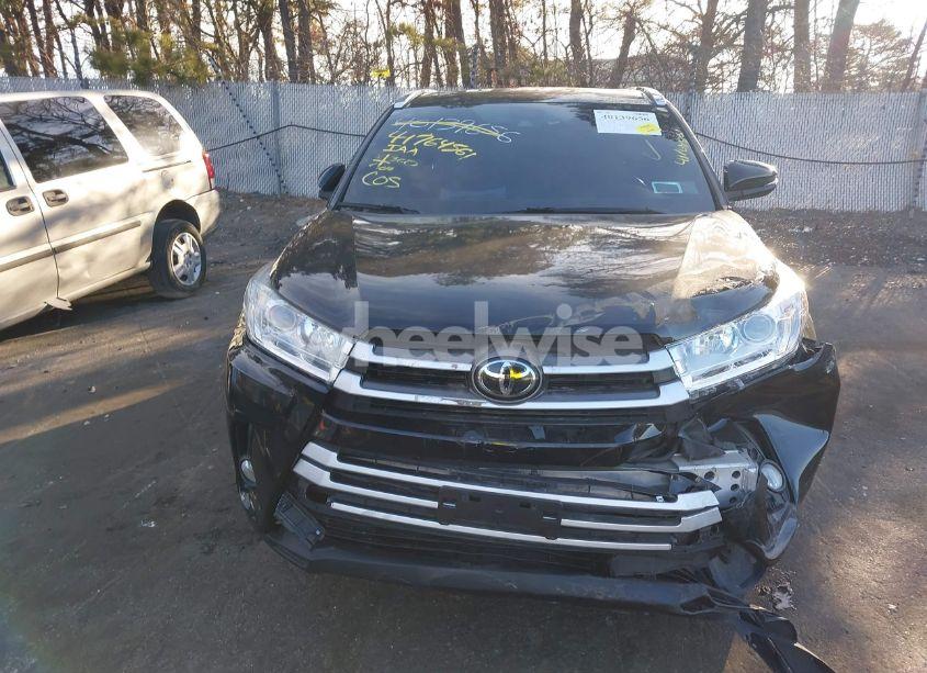 Photo 12 of 2019 Toyota Highlander XLE (VIN 5TDJZRFH9KS598021)