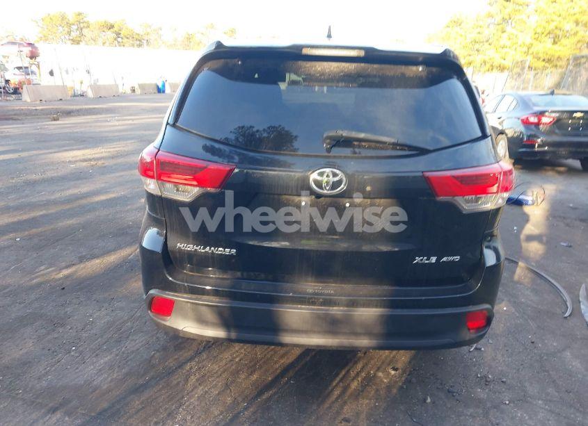 Photo 16 of 2019 Toyota Highlander XLE (VIN 5TDJZRFH9KS598021)