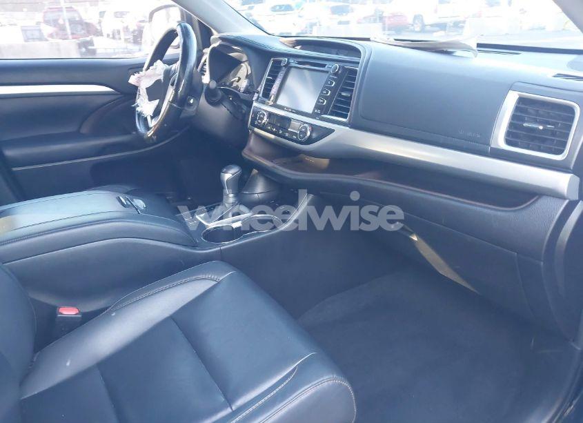 Photo 5 of 2019 Toyota Highlander XLE (VIN 5TDJZRFH9KS598021)