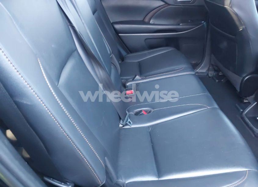 Photo 8 of 2019 Toyota Highlander XLE (VIN 5TDJZRFH9KS598021)