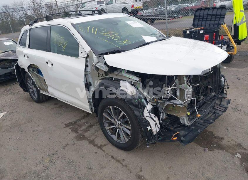 2019 Toyota Highlander XLE (VIN 5TDJZRFH9KS598746) main photo