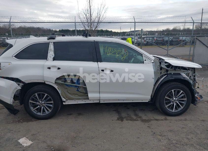Photo 13 of 2019 Toyota Highlander XLE (VIN 5TDJZRFH9KS598746)