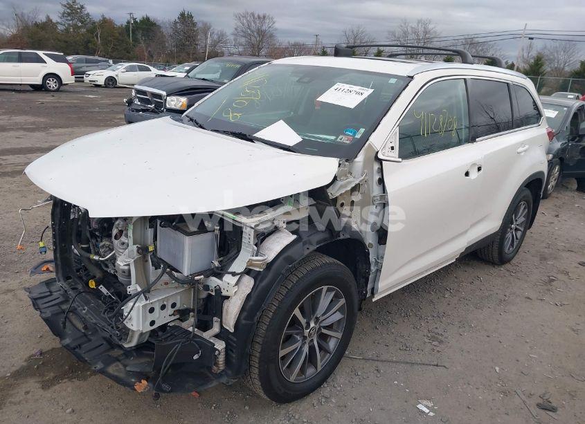 Photo 2 of 2019 Toyota Highlander XLE (VIN 5TDJZRFH9KS598746)