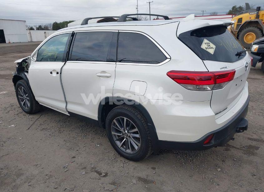 Photo 3 of 2019 Toyota Highlander XLE (VIN 5TDJZRFH9KS598746)