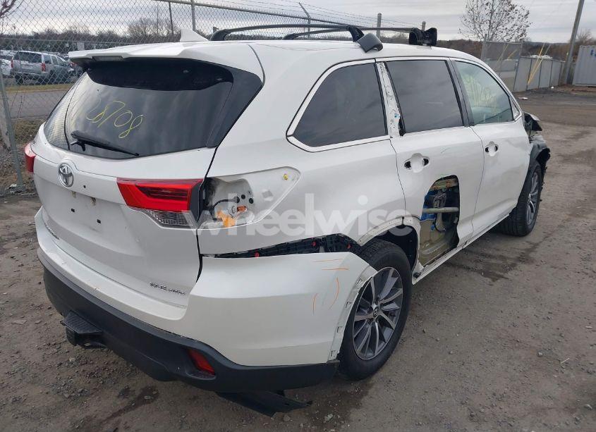 Photo 4 of 2019 Toyota Highlander XLE (VIN 5TDJZRFH9KS598746)