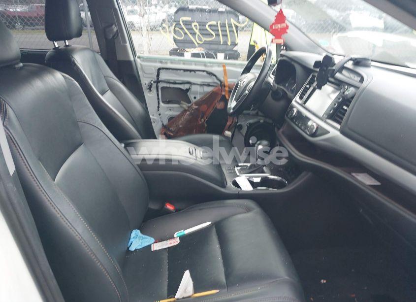 Photo 5 of 2019 Toyota Highlander XLE (VIN 5TDJZRFH9KS598746)