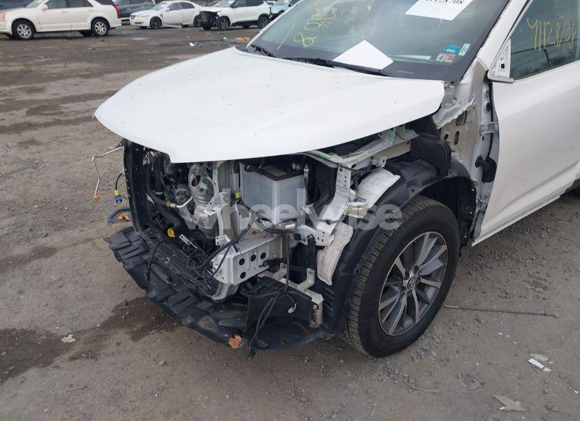 Photo 6 of 2019 Toyota Highlander XLE (VIN 5TDJZRFH9KS598746)