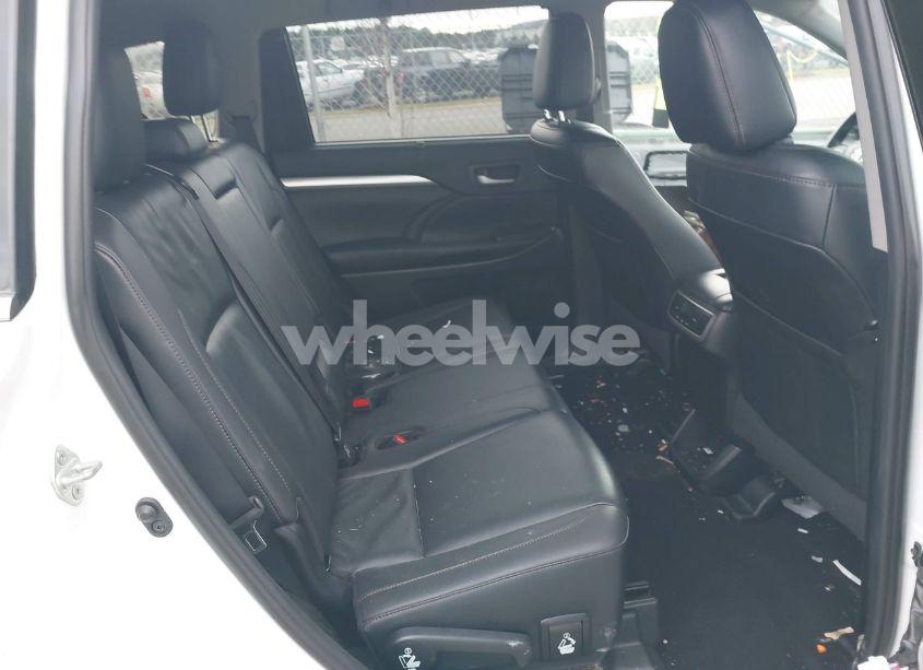 Photo 8 of 2019 Toyota Highlander XLE (VIN 5TDJZRFH9KS598746)