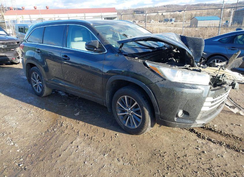 2019 Toyota Highlander XLE (VIN 5TDJZRFH9KS611740) main photo