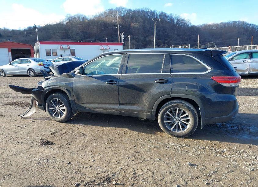 Photo 14 of 2019 Toyota Highlander XLE (VIN 5TDJZRFH9KS611740)